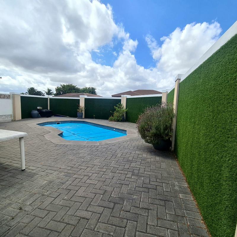 3 Bedroom Property for Sale in Eikenbosch Western Cape